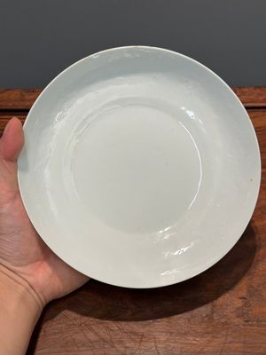 A Chinese monochrome white-glazed anhua 'dragon' plate, 18th C. — 照片 2