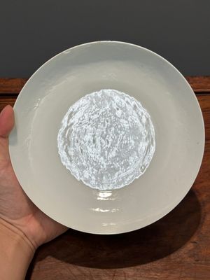 A Chinese monochrome white-glazed anhua 'dragon' plate, 18th C. — 照片 3