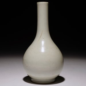 A Chinese monochrome white-glazed anhua dragon vase, 18/19th C. — photo 3