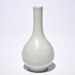 A Chinese monochrome white-glazed anhua dragon vase, 18/19th C. — photo 8