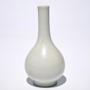 A Chinese monochrome white-glazed anhua dragon vase, 18/19th C. — photo 9