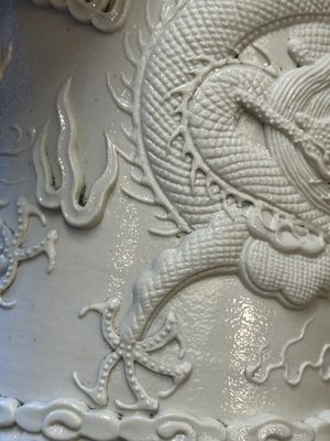 A Chinese monochrome white-glazed biscuit brush pot, signed Wang Bingrong 王炳榮, 19/20th C. — 照片 11