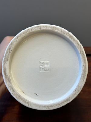 A Chinese monochrome white-glazed biscuit brush pot, signed Wang Bingrong 王炳榮, 19/20th C. — 照片 12