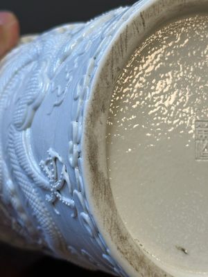 A Chinese monochrome white-glazed biscuit brush pot, signed Wang Bingrong 王炳榮, 19/20th C. — 照片 14