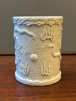 A Chinese monochrome white-glazed biscuit brush pot, signed Wang Bingrong 王炳榮, 19/20th C. — 照片 4