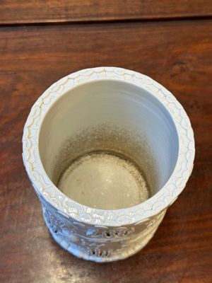A Chinese monochrome white-glazed biscuit brush pot, signed Wang Bingrong 王炳榮, 19/20th C. — 照片 5