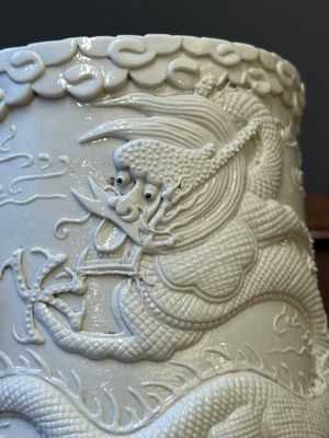 A Chinese monochrome white-glazed biscuit brush pot, signed Wang Bingrong 王炳榮, 19/20th C. — 照片 7