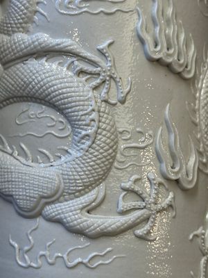 A Chinese monochrome white-glazed biscuit brush pot, signed Wang Bingrong 王炳榮, 19/20th C. — 照片 9