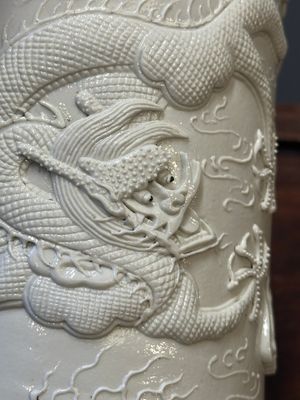 A Chinese monochrome white-glazed biscuit brush pot, signed Wang Bingrong 王炳榮, 19/20th C. — 照片 10