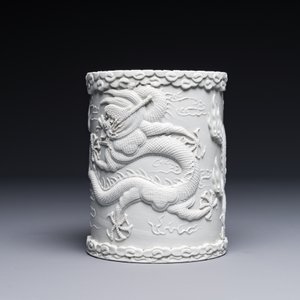 A Chinese monochrome white-glazed biscuit brush pot, signed Wang Bingrong 王炳榮, 19/20th C. — 照片 4