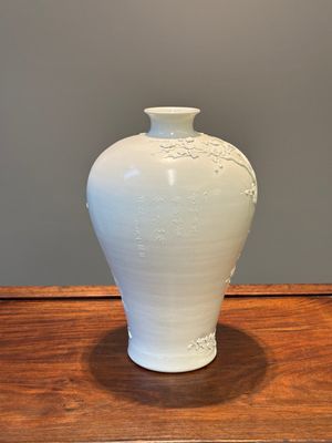 A Chinese monochrome white-glazed biscuit 'meiping' vase, signed Wang Bingrong 王炳榮, 19/20th C. — 照片 3