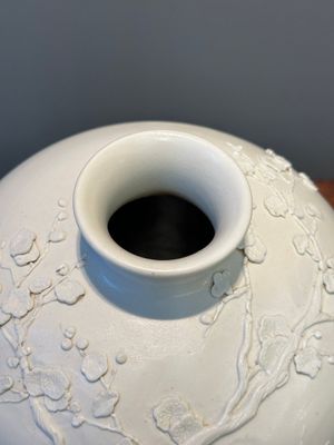 A Chinese monochrome white-glazed biscuit 'meiping' vase, signed Wang Bingrong 王炳榮, 19/20th C. — 照片 5