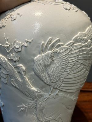 A Chinese monochrome white-glazed biscuit 'meiping' vase, signed Wang Bingrong 王炳榮, 19/20th C. — 照片 6