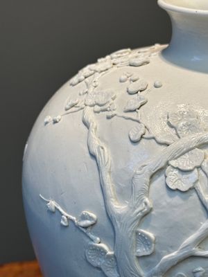 A Chinese monochrome white-glazed biscuit 'meiping' vase, signed Wang Bingrong 王炳榮, 19/20th C. — 照片 10