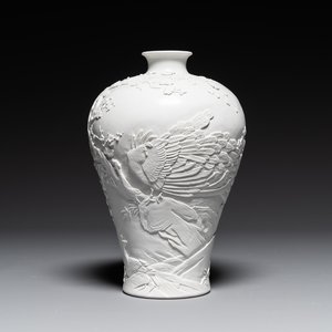A Chinese monochrome white-glazed biscuit 'meiping' vase, signed Wang Bingrong 王炳榮, 19/20th C. — 照片 1