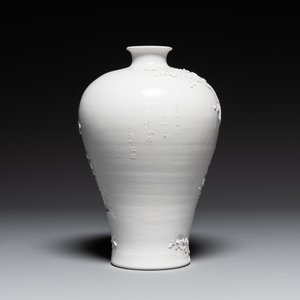 A Chinese monochrome white-glazed biscuit 'meiping' vase, signed Wang Bingrong 王炳榮, 19/20th C. — 照片 3