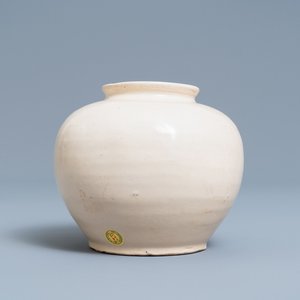 A Chinese monochrome white-glazed jar, Tang — photo 1