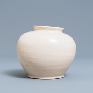 A Chinese monochrome white-glazed jar, Tang — photo 4