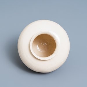 A Chinese monochrome white-glazed jar, Tang — photo 6