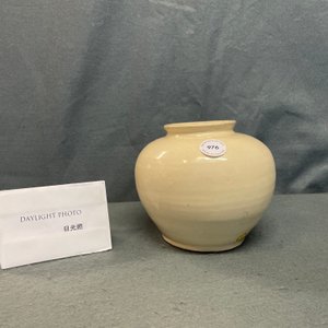 A Chinese monochrome white-glazed jar, Tang — photo 7