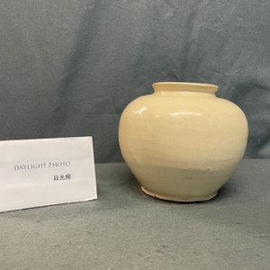 A Chinese monochrome white-glazed jar, Tang — photo 9