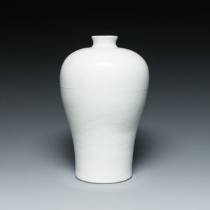 A Chinese monochrome white-glazed 'meiping' vase with anhua dragon design, 19th C. — photo 3