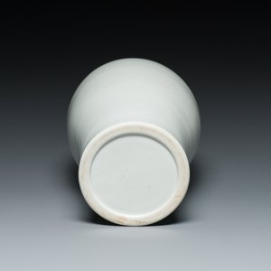 A Chinese monochrome white-glazed 'meiping' vase with anhua dragon design, 19th C. — photo 6