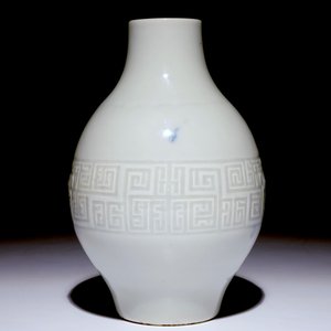 A Chinese monochrome white-glazed olive-shaped vase with underglaze design, Qianlong mark,  19th C. — 照片 4