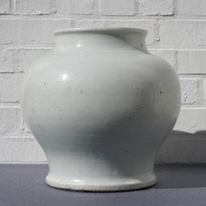 A Chinese monochrome white vase with a wooden cover and stand, Ming — photo 10