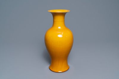 A Chinese monochrome yellow baluster vase, 19/20th C.