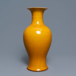 A Chinese monochrome yellow baluster vase, 19/20th C. — 照片 2