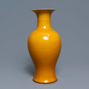 A Chinese monochrome yellow baluster vase, 19/20th C. — 照片 3