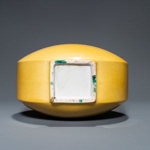 A Chinese monochrome yellow 'bianhu' vase, Republic — 照片 6
