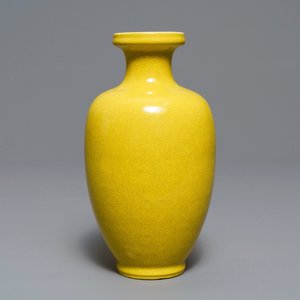 A Chinese monochrome yellow crackle-glazed vase, Kangxi mark, 19th C. — photo 2