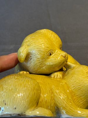 A Chinese monochrome yellow-glazed group of two playing dogs, 19th C. — 照片 9