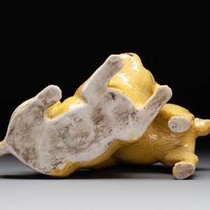 A Chinese monochrome yellow-glazed group of two playing dogs, 19th C. — 照片 7