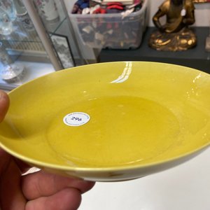 A Chinese monochrome yellow-glazed plate, Kangxi mark and of the period — 照片 12