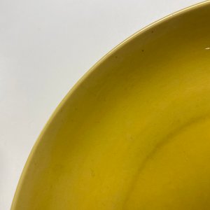 A Chinese monochrome yellow-glazed plate, Kangxi mark and of the period — 照片 4