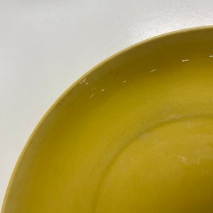 A Chinese monochrome yellow-glazed plate, Kangxi mark and of the period — 照片 5
