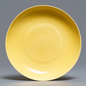 A Chinese monochrome yellow plate, Hongzhi mark, 19/20th C. — photo 1