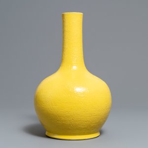 A Chinese monochrome yellow vase with underglaze dragon design, Zai Fu Tang Zhi mark, 19th C. — 照片 2
