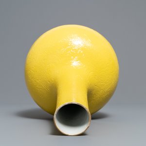A Chinese monochrome yellow vase with underglaze dragon design, Zai Fu Tang Zhi mark, 19th C. — 照片 6