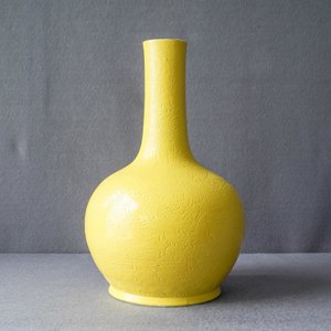 A Chinese monochrome yellow vase with underglaze dragon design, Zai Fu Tang Zhi mark, 19th C. — 照片 8