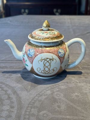A Chinese monogrammed famille rose teapot with floral design, Yongzheng/Qianlong — 照片 1