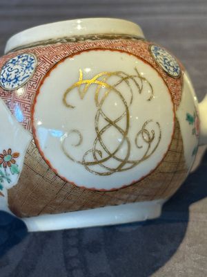 A Chinese monogrammed famille rose teapot with floral design, Yongzheng/Qianlong — 照片 11