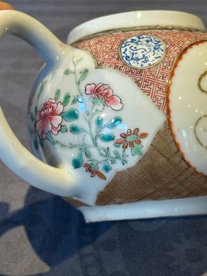 A Chinese monogrammed famille rose teapot with floral design, Yongzheng/Qianlong — 照片 12