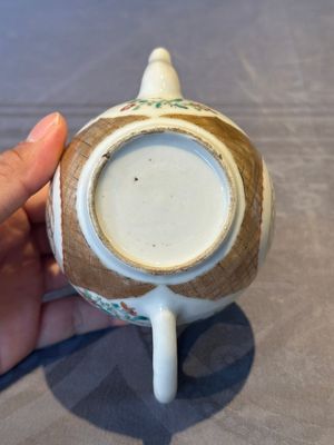 A Chinese monogrammed famille rose teapot with floral design, Yongzheng/Qianlong — 照片 13