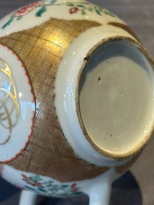 A Chinese monogrammed famille rose teapot with floral design, Yongzheng/Qianlong — 照片 14
