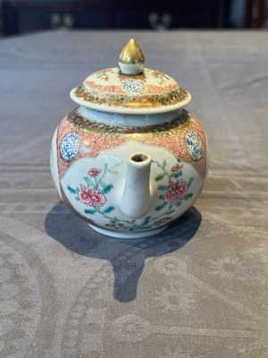 A Chinese monogrammed famille rose teapot with floral design, Yongzheng/Qianlong — 照片 2