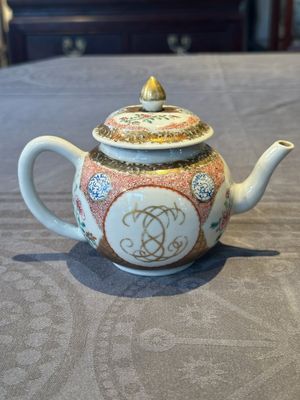 A Chinese monogrammed famille rose teapot with floral design, Yongzheng/Qianlong — 照片 3